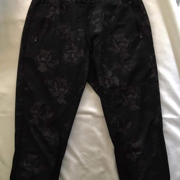 Ladies XS Kyodan yoga pant, black with roses - Picture 2 of 2